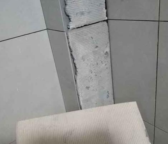 桐城瓷砖空鼓维修公司分享下厨房瓷砖脱落的补救措施。